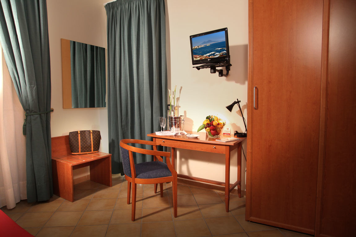 Caravaggio Hotel เนเปิลส์ ภายนอก รูปภาพ